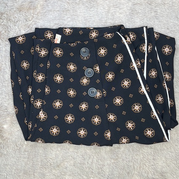 GB Gianni Bini | High Waist Black Plazzo Pants w/Gold Pattern & White Pi… - Picture 2 of 12